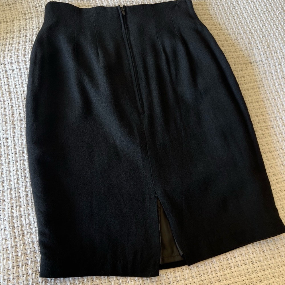 Vtg black pencil skirt with slit at the back SIZE 4